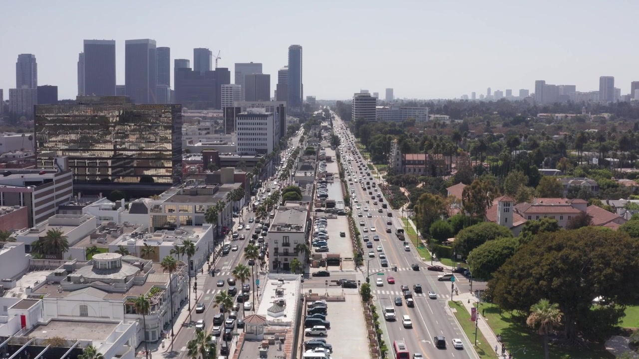 Ripresa aerea a bassa quota su Santa Monica Blvd. nel centro di Beverly Hills, CA. 4K
