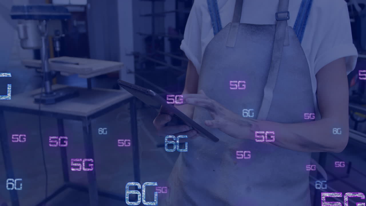 animación de texto 5g y 6g y procesamiento de iconos digitales sobre mujer caucásica usando tableta