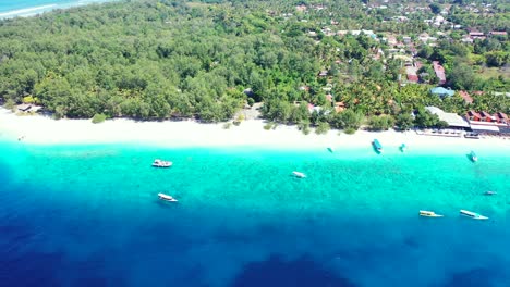 Arena-Blanca-Y-Agua-Azul-Cristalina-Con-Pequeños-Botes-Capturados-En-La-Hermosa-Y-Exótica-Ubicación-De-Malasia