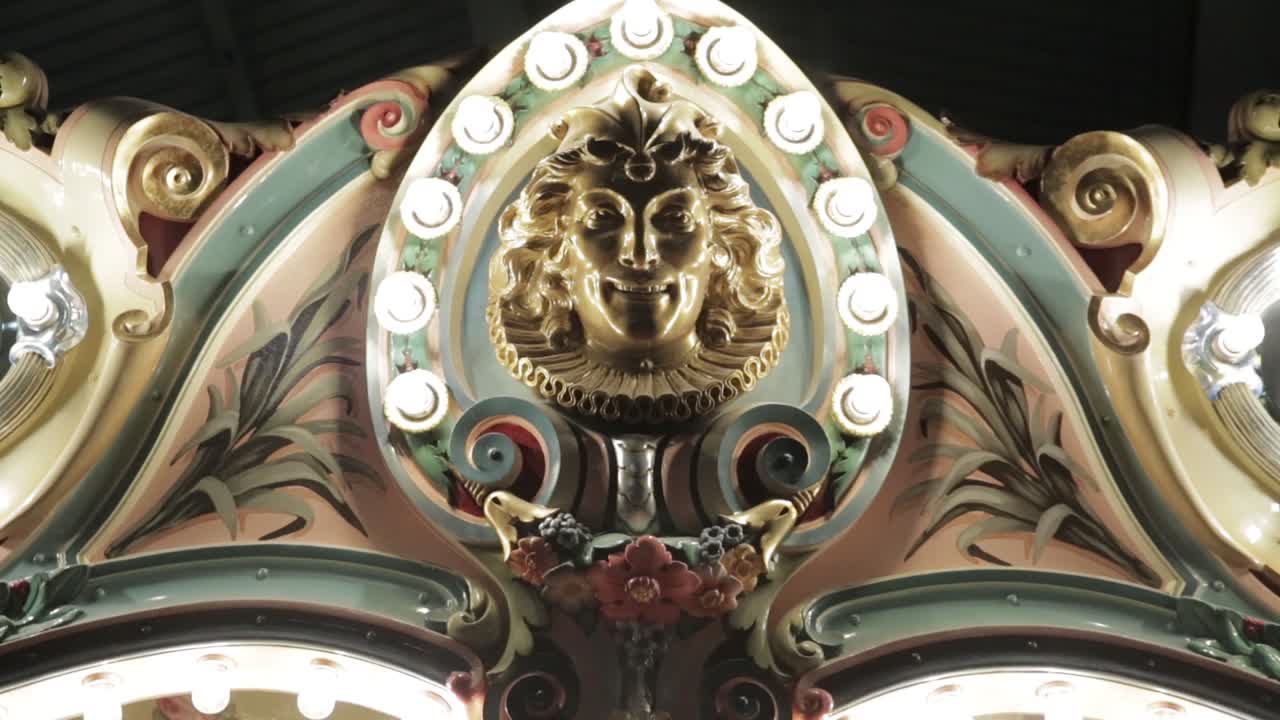 얼굴이 있는 이상한 카루셀 장식 - 만져 주세요 박물관 - 필라델피아, pa