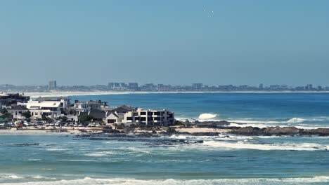 Toma-De-Un-Dron-De-Lente-Larga-De-La-Línea-Costera-Cerca-De-Big-Bay,-Ciudad-Del-Cabo