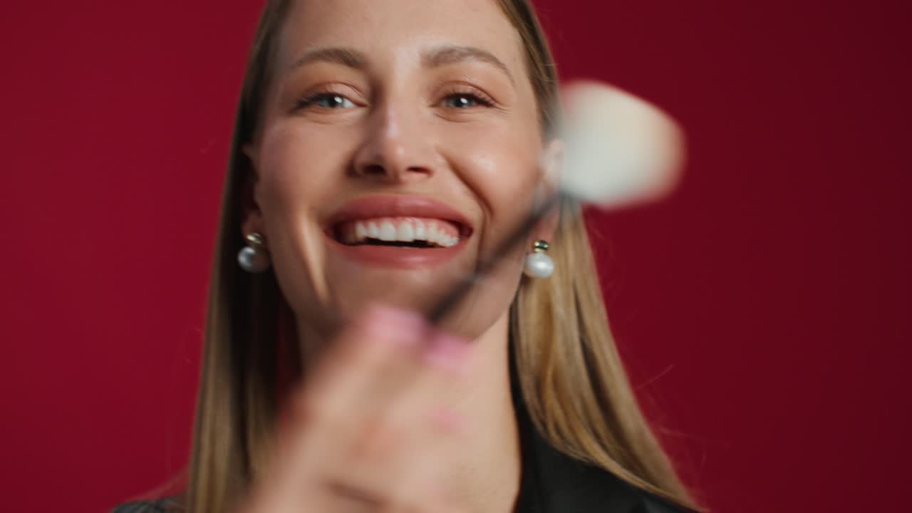 mujer aplicando polvo facial