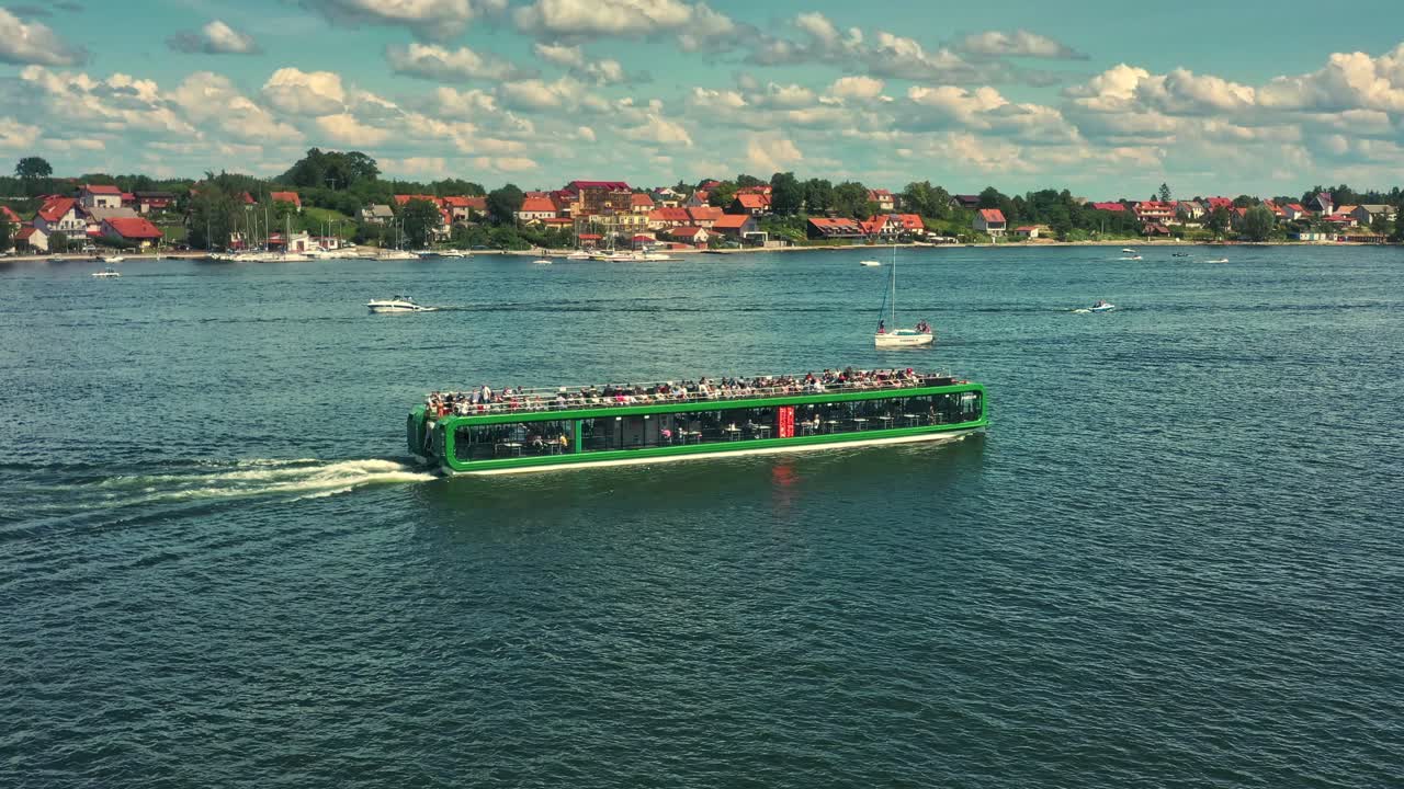 la barcaza de crucero flota a lo largo de la orilla del lago