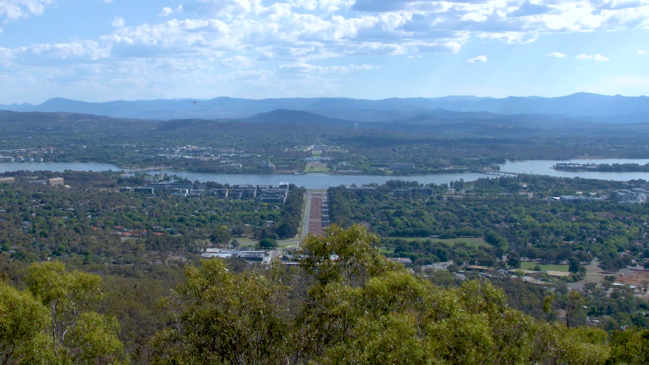 Foto panorámica de ángulo amplio de la ciudad de Canberra, el lago Burley Griffin y las montañas a la luz del día