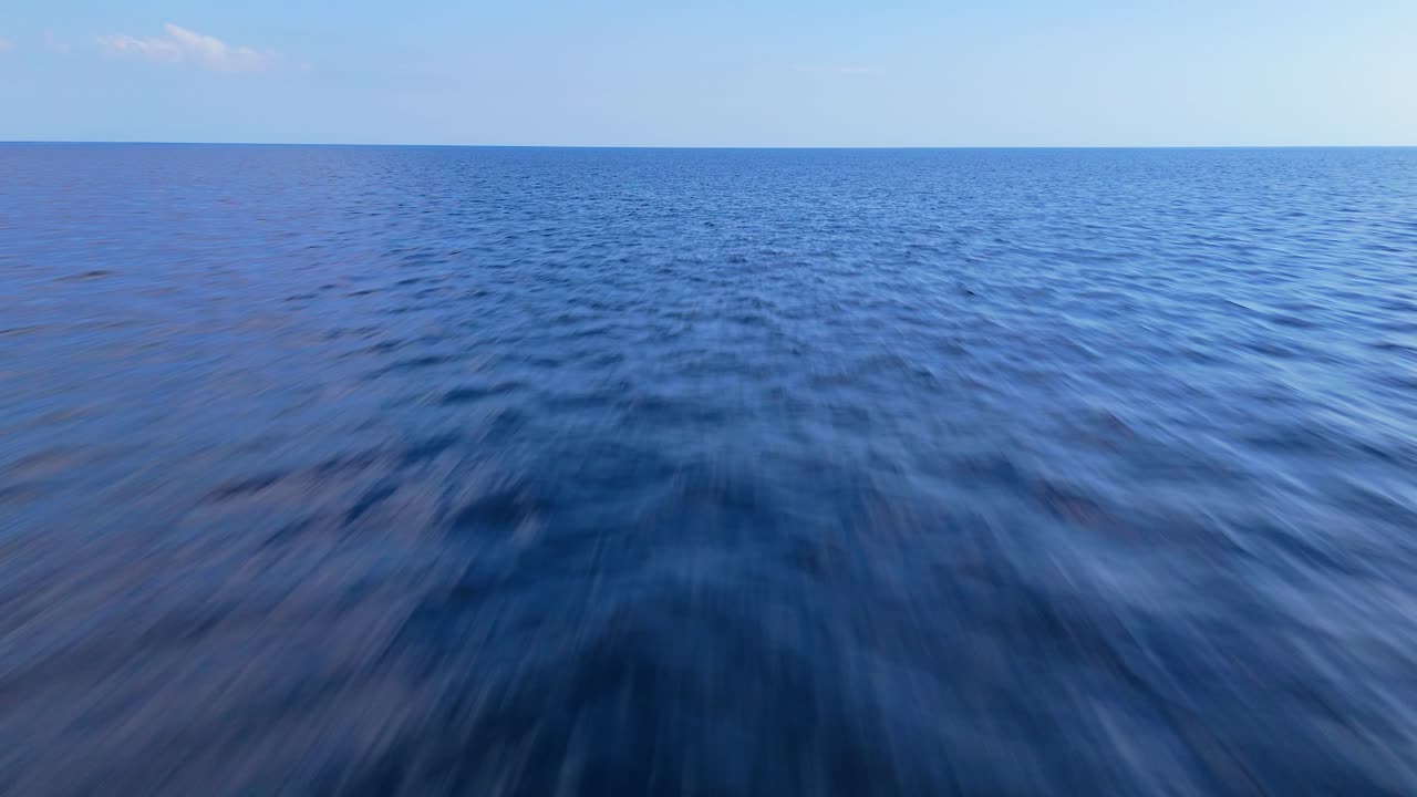 dolly aéreo en la superficie vacía del agua del océano con textura tranquilizadora del mar