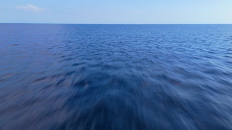 Plataforma-Rodante-Aérea-Sobre-La-Superficie-Vacía-Del-Agua-Del-Océano-Con-Una-Relajante-Textura-Del-Mar