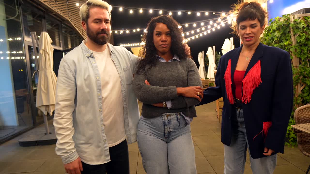 grupo de amigos posando para una foto