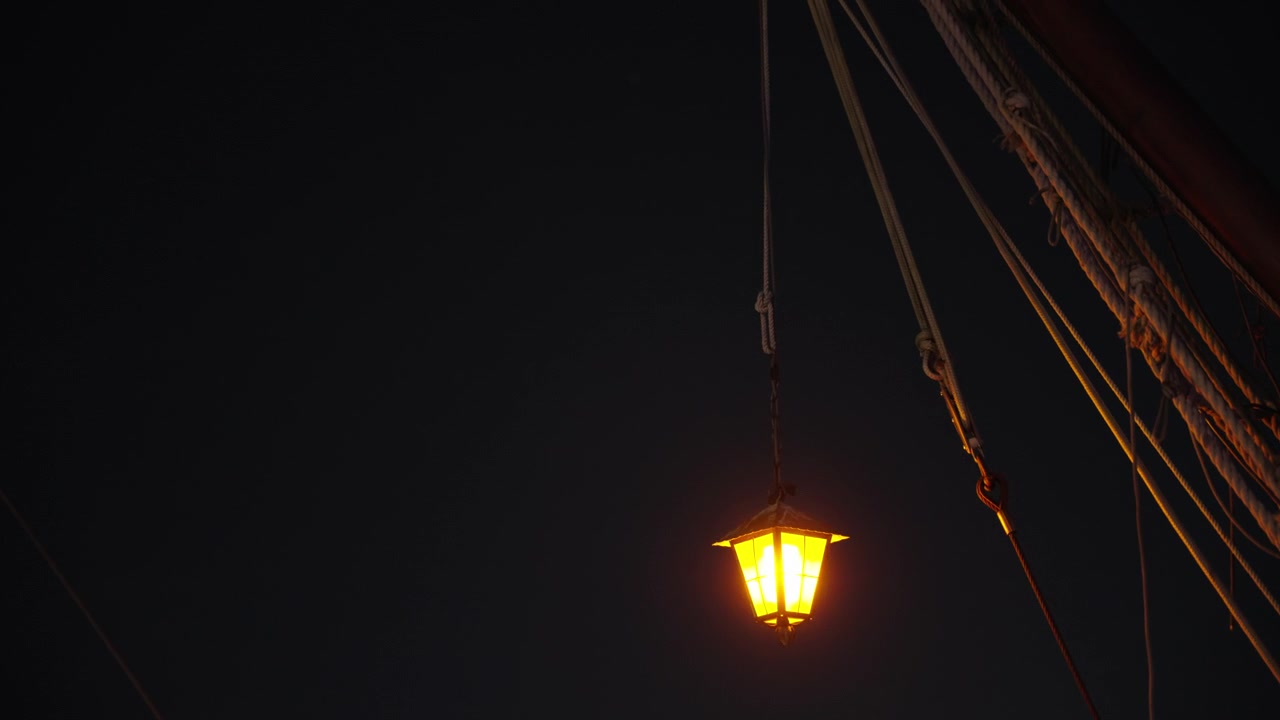 Lanterna su una barca che brilla nella notte.