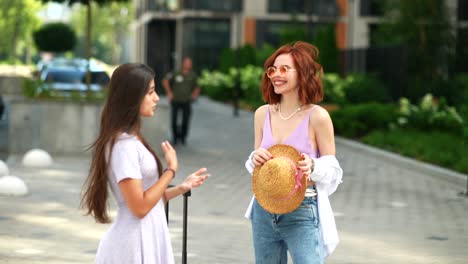 dos mujeres hablando al aire libre