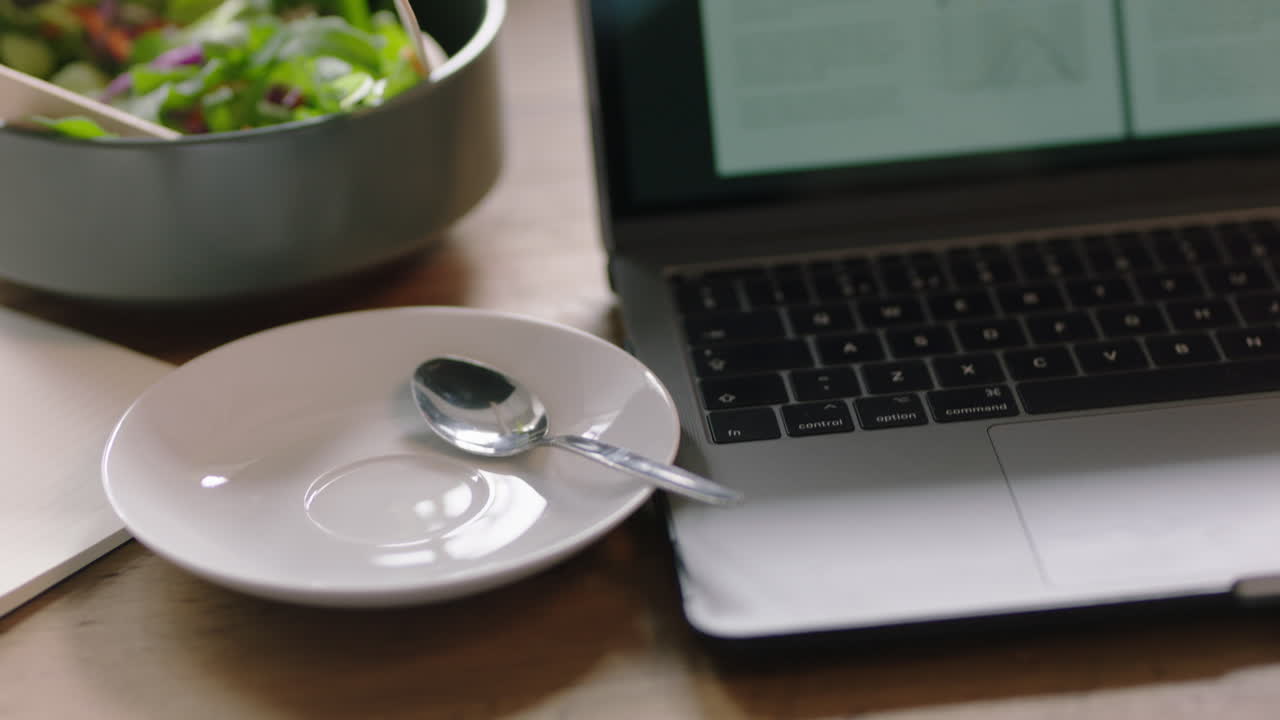 스마트폰을 사용하는 사업가 여성이 휴대폰 카메라로 커피의 사진을 찍고 소셜 미디어에서 라이프 스타일을 공유하고 카페에서 휴식을 즐기고 손을 가 ⁇ 게 잡습니다.