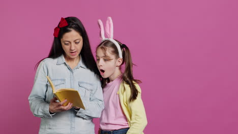 madre leyendo un cuento de hadas a su dulce y inteligente hija