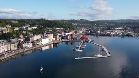 Oban-Harbour-Lake,-Küstenstadt-An-Der-Westküste-Schottlands,-4k-hd-aufnahmen-Aus-Der-Luftdrohne,-Die-Aufsteigen