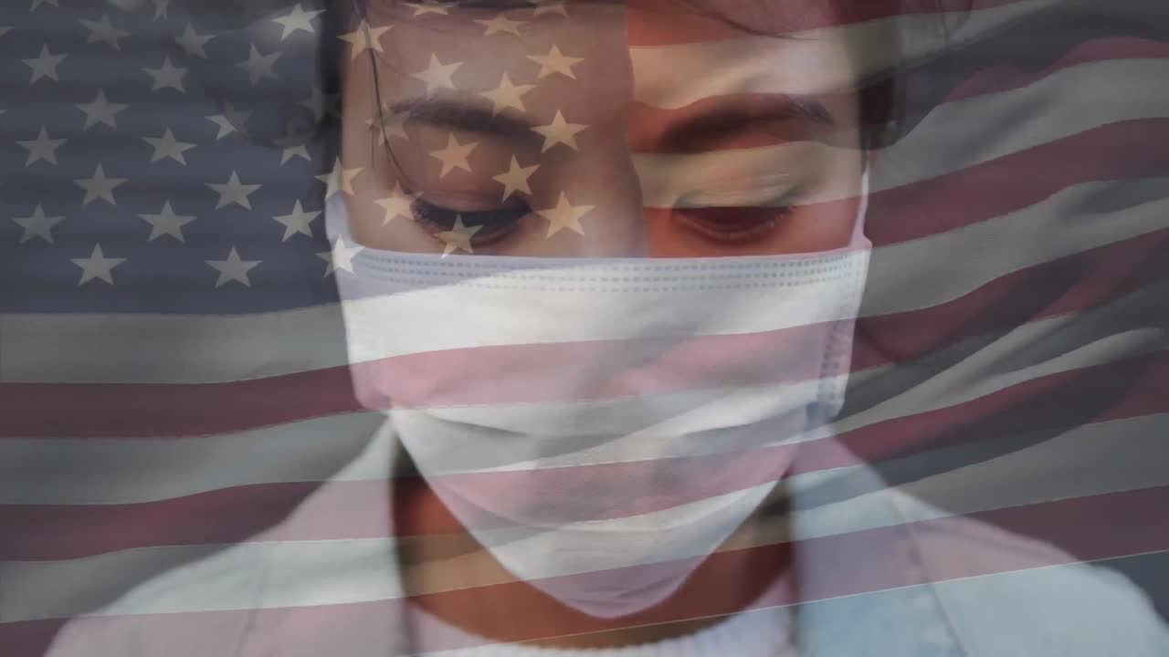 mujer con máscara en la cara contra nosotros agitando la bandera