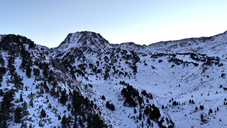 Drohnenaufnahmen-Von-Schneebedeckten-Bergen-Im-Morgengrauen-In-Den-Pyrenäen