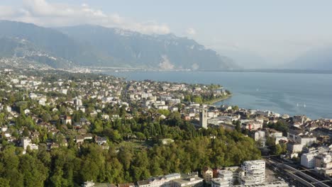 Alto-Vuelo-Sobre-Vevey,-Lago-Léman-Y-Los-Alpes-En-El-Fondo-Vaud---Suiza
