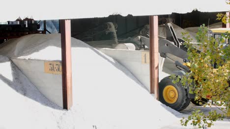 movement of raw materials with tractor with front loader within a glass refinery industry