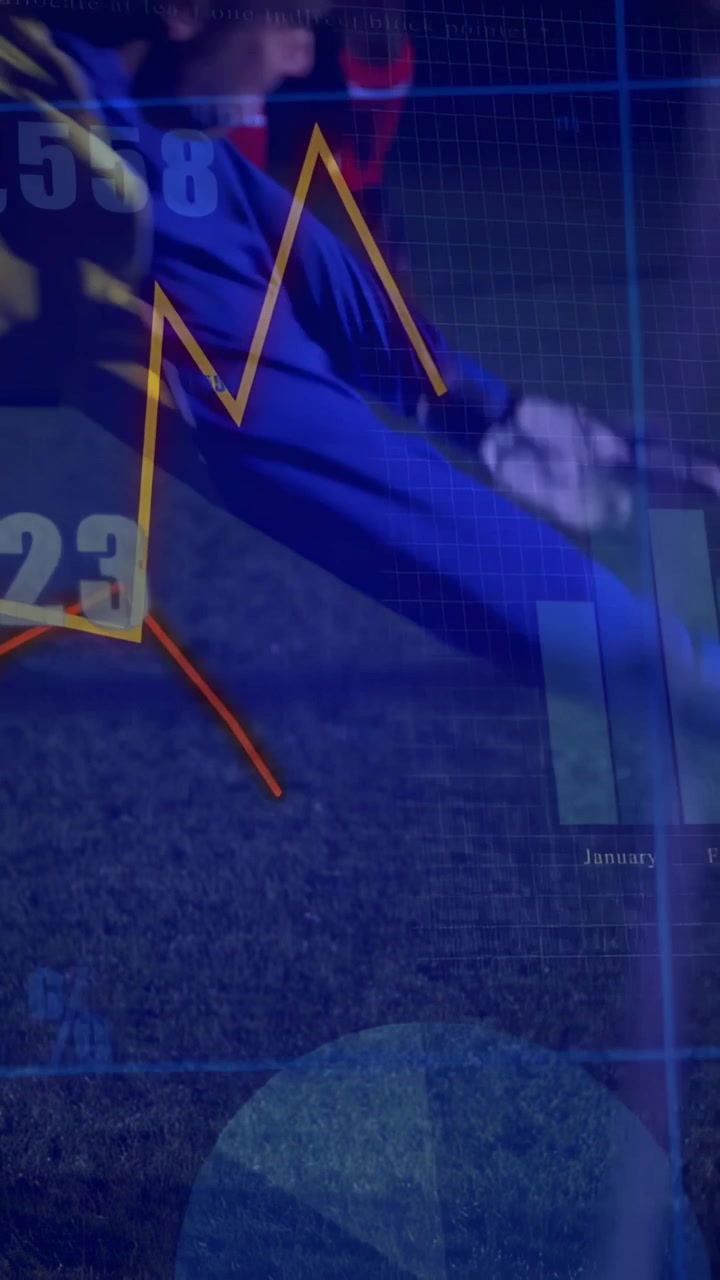 Video verticale: Un attaccante tira per segnare, il portiere si tuffa a destra parando il tiro, con grafici sportivi sovrapposti all'azione.