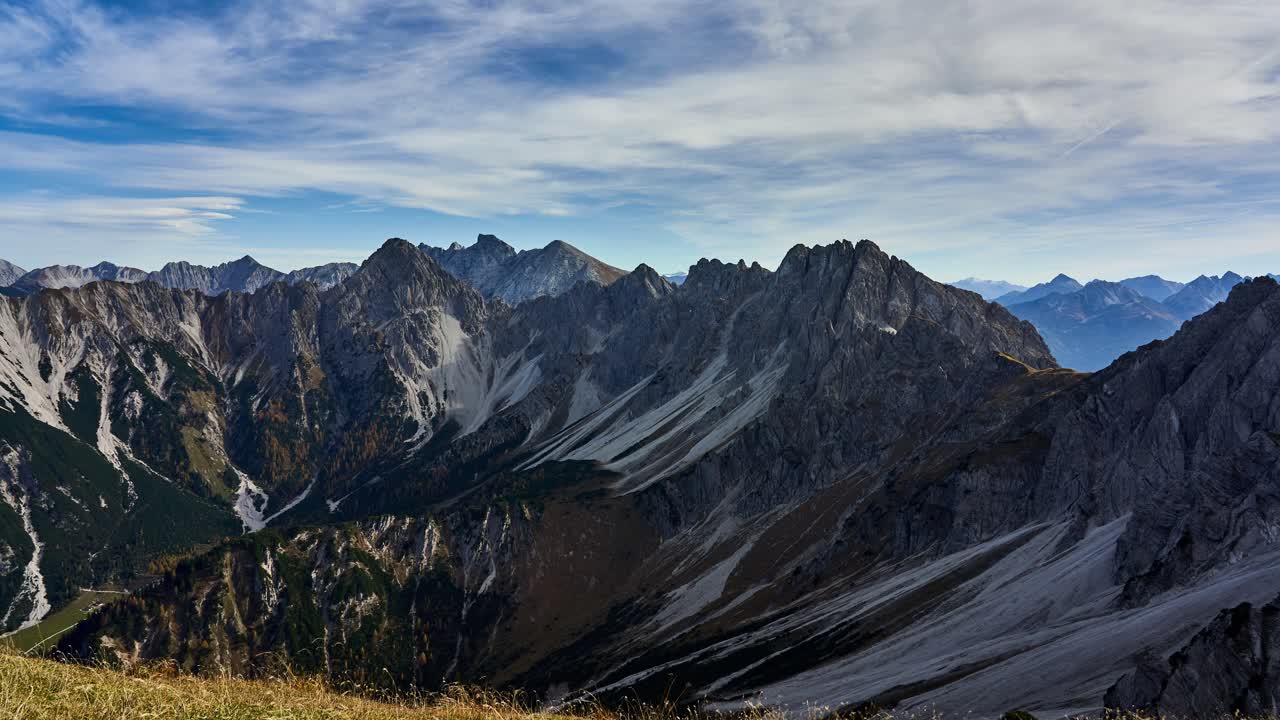 Tampilan selang waktu dari Seefelder Spitze menghadap puncak-puncak gunung bergerigi di Pegunungan Alpen