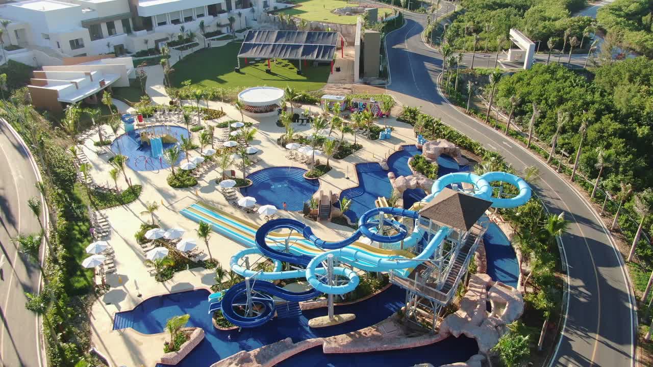 vista aérea del resort tropical con parque acuático de aventura, parque acuático, toboganes de agua y área de piscina, diversión familiar en vacaciones, punta cana en república dominicana, viajes y ocio todo incluido