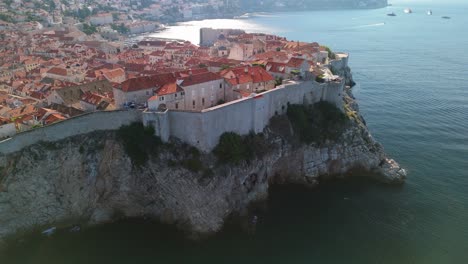 Toma-Aérea-A-Lo-Largo-De-Las-Murallas-Del-Casco-Antiguo-De-Dubrovnik-Al-Amanecer.