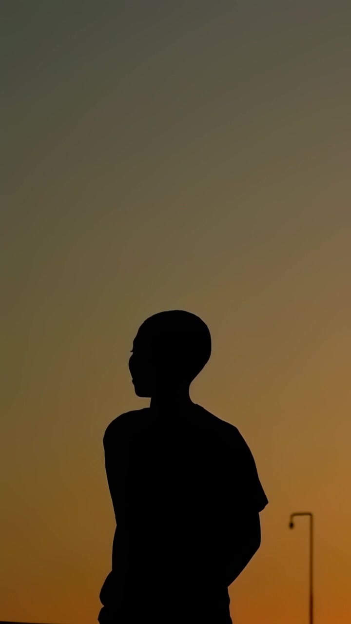 垂直影片：穿T恤的青少年倚靠欄杆旁後退，其他人陸續抵達，預留文字空間。