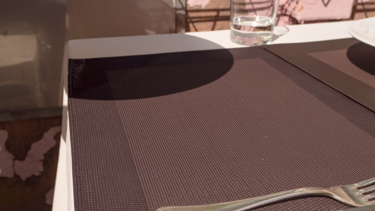 plato de comida italiana con pan tostado