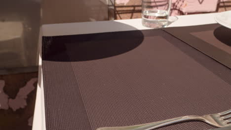 plato de comida italiana con pan tostado