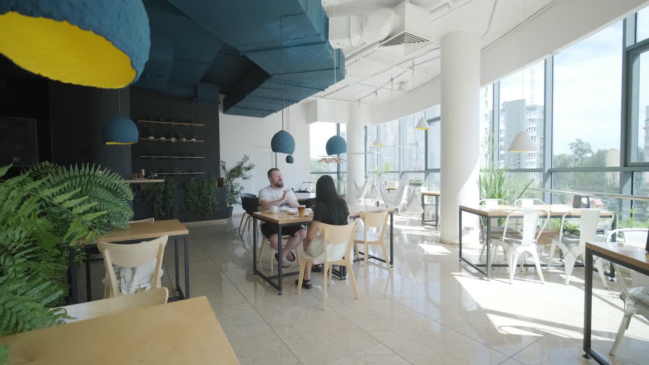 현대적 인 카페 에서 대화 하는 부부