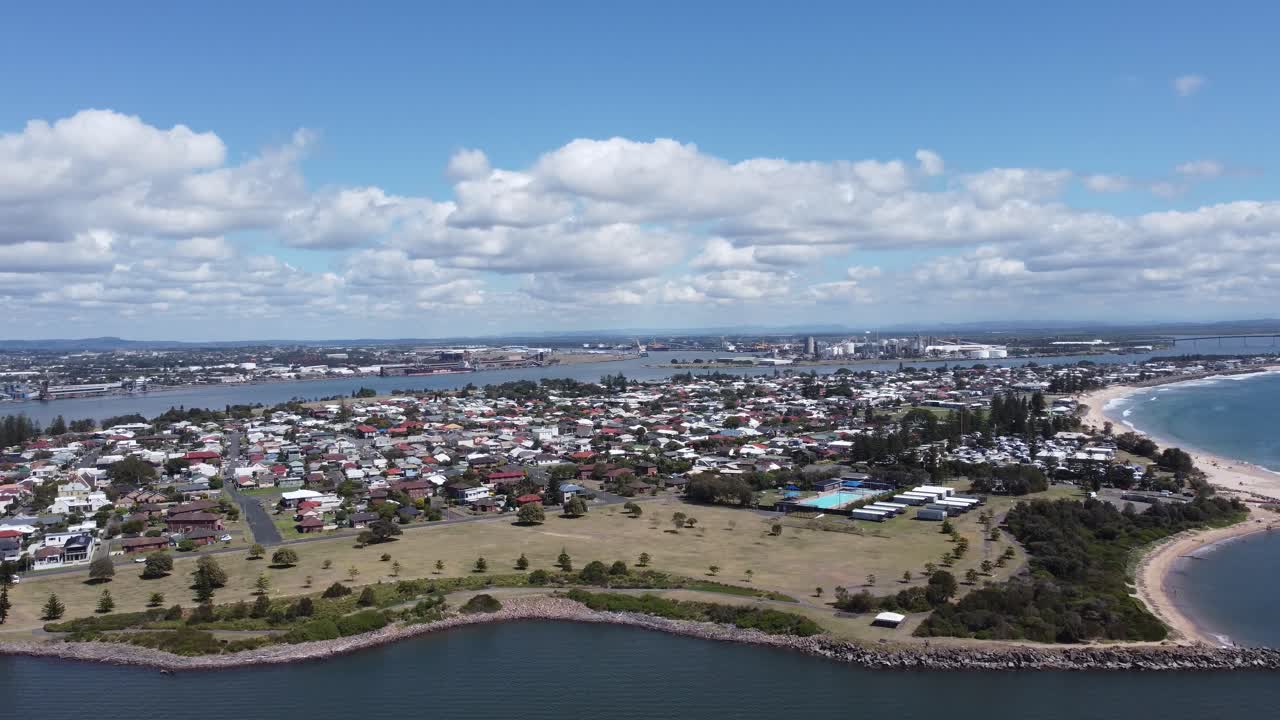 보트 가 지나가는 동안 해안 도시 와 만 의 공중 전망