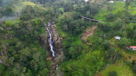 gran cascada y un puente de línea de tren en las montañas de ella, sri lanka