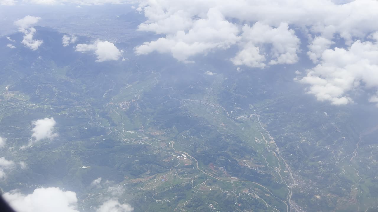 vista aérea de las montañas y las nubes