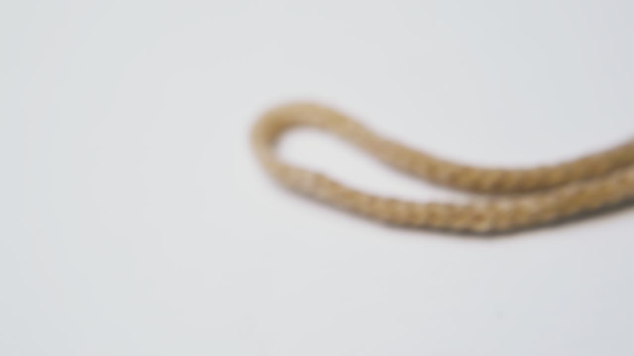 движение над синей резиновой пробкой бассейна на чистой белой поверхности