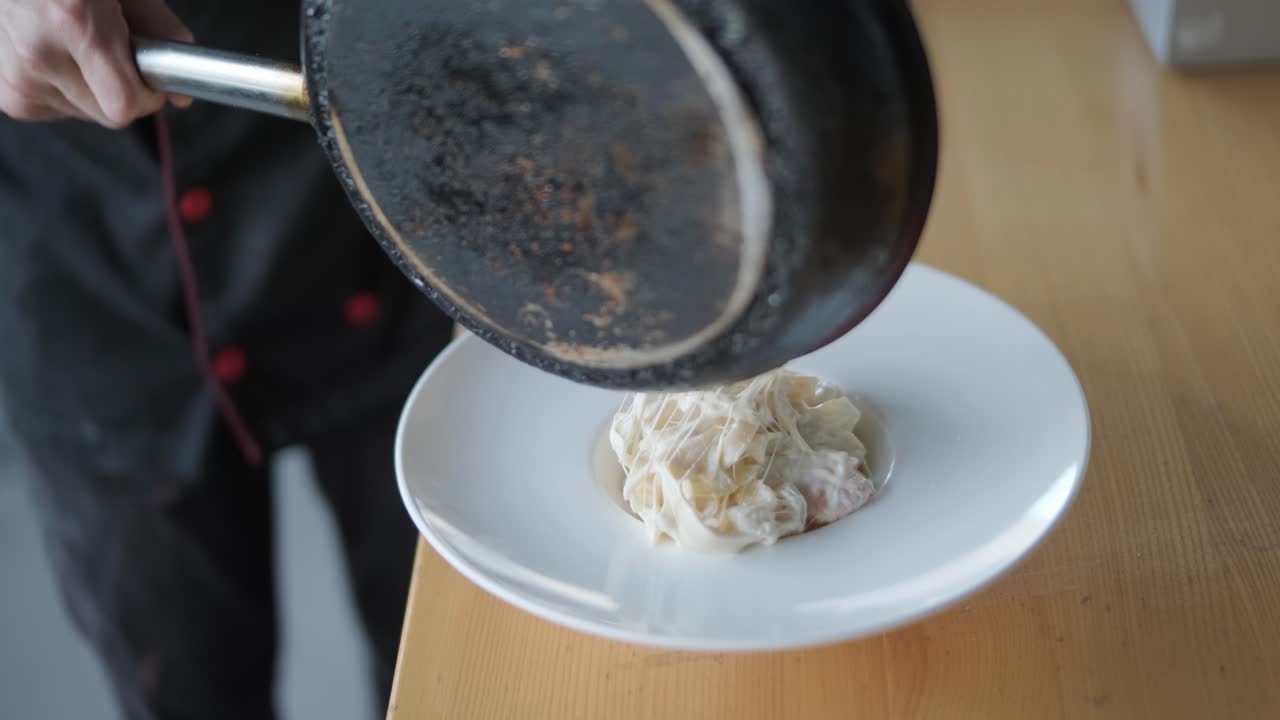 chef cocinando pasta con camarones en la parrilla al aire libre