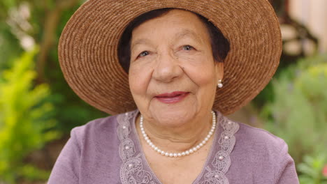 feliz, mujer y mayor sonrisa al aire libre