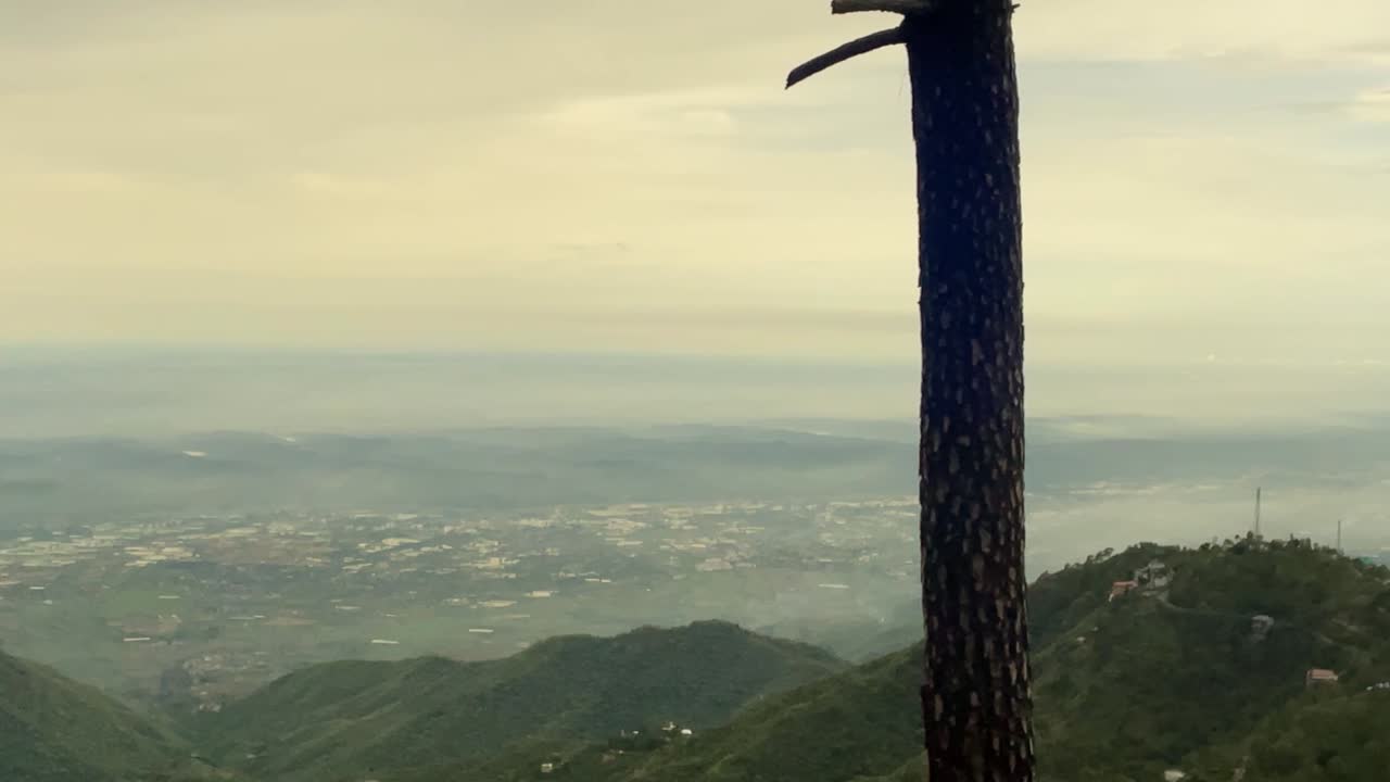 인도 카사울리 풍경의 패닝 샷