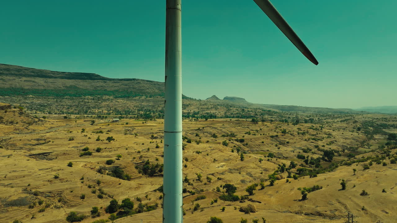 turbina eólica en un paisaje rural