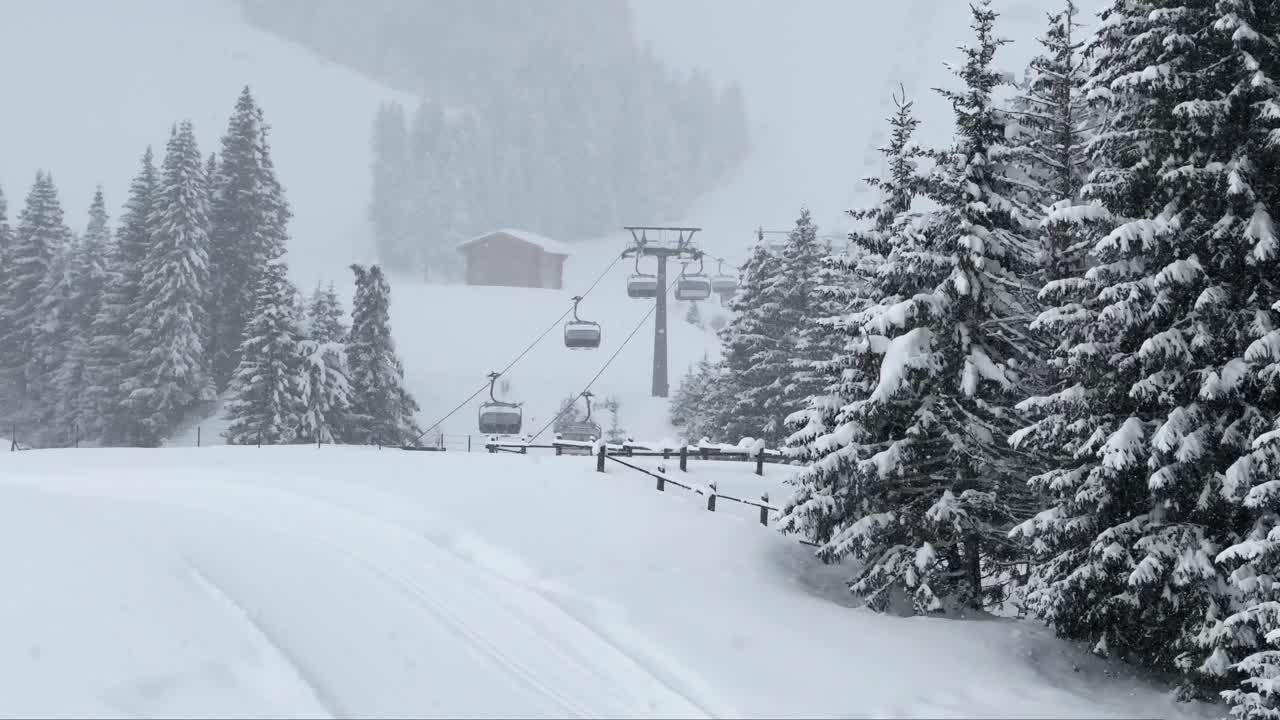 겨울 날 스키 리프트와 소나무가 있는 눈 인 스키 리조트