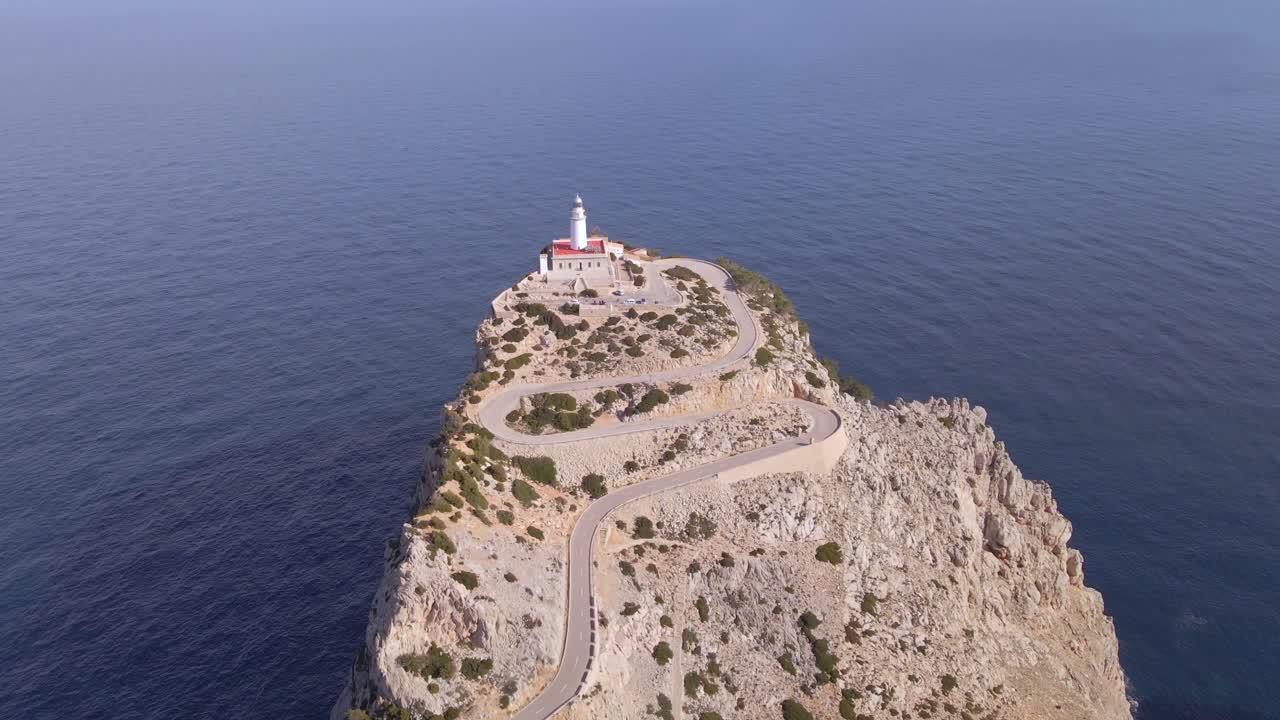 지중해로 어있는 cap formentor의 아름다움을 경험하십시오. 상징적인 faro de formentor 등대와 거친 절벽의 파노라마 뷰를 즐기십시오. 자연 애호가들에게 완벽합니다.