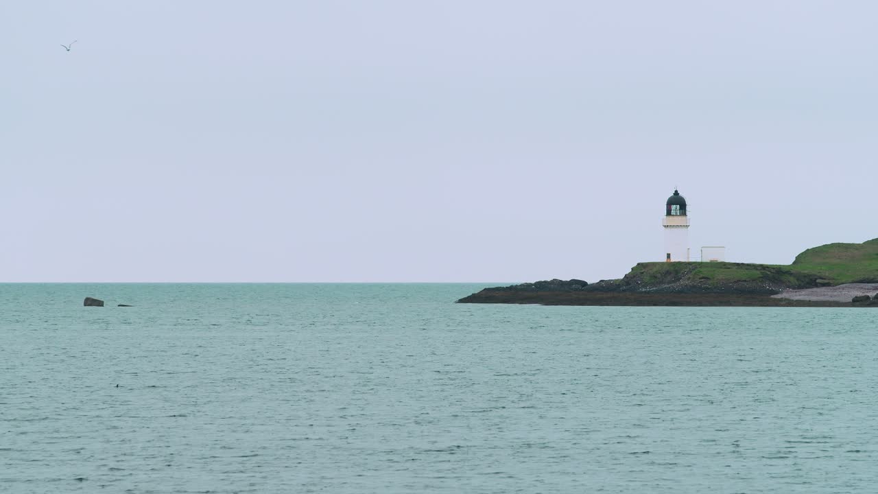 Inquadratura fissa del faro a Stornoway in una giornata nuvolosa.
