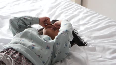 niño llorando en la cama