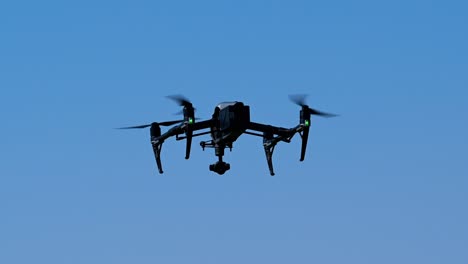 el dron flotando en un día soleado, drone volando, cámara de drones, cuadricópteros