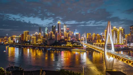 horizonte de la ciudad moderna y edificios en chongqing por la noche