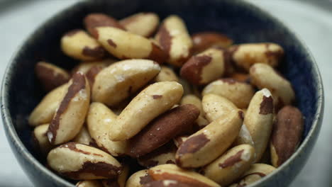 nueces de brasil girando en el cuenco