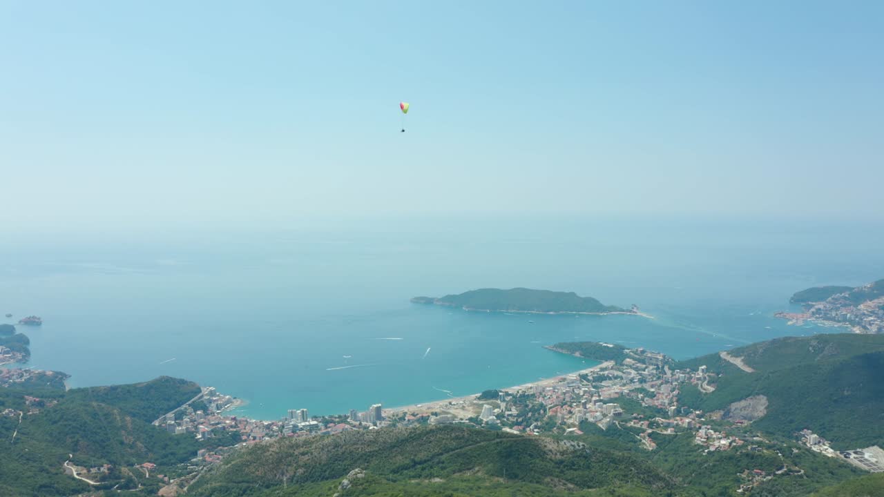 몬테네그로 의 부드바 도시 위 에서 관광객 과 함께 패러글라이딩