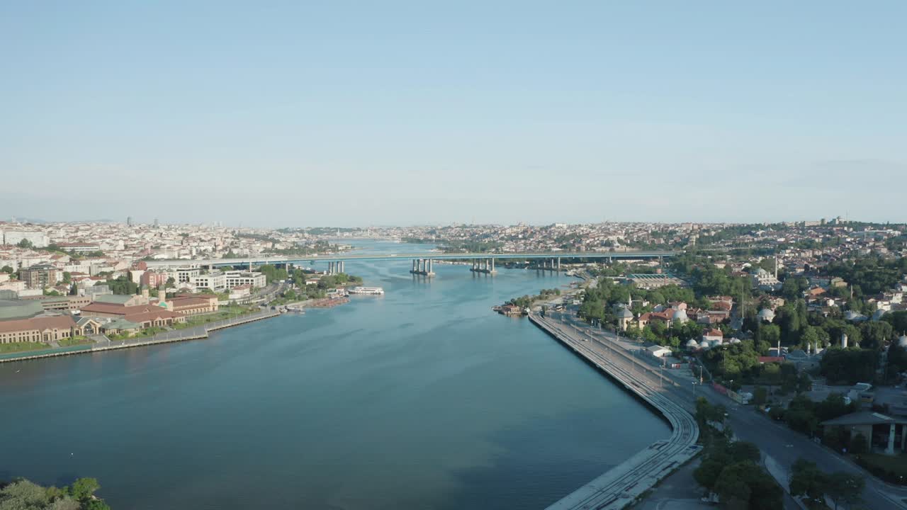 이스탄불의 골든 호른 (golden horn) 에서 볼 수 있는 4k 영상입니다.