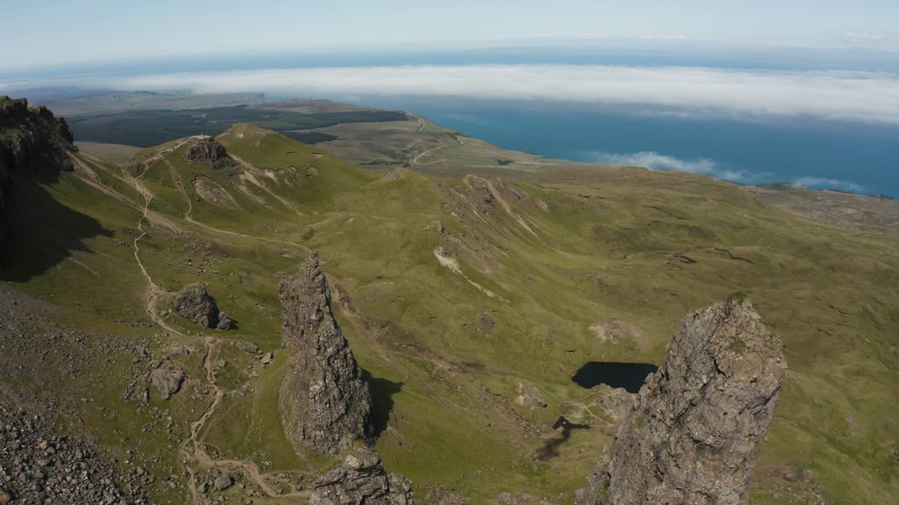 vista aérea de la tormenta que domina el campo y el océano de escocia a lo lejos