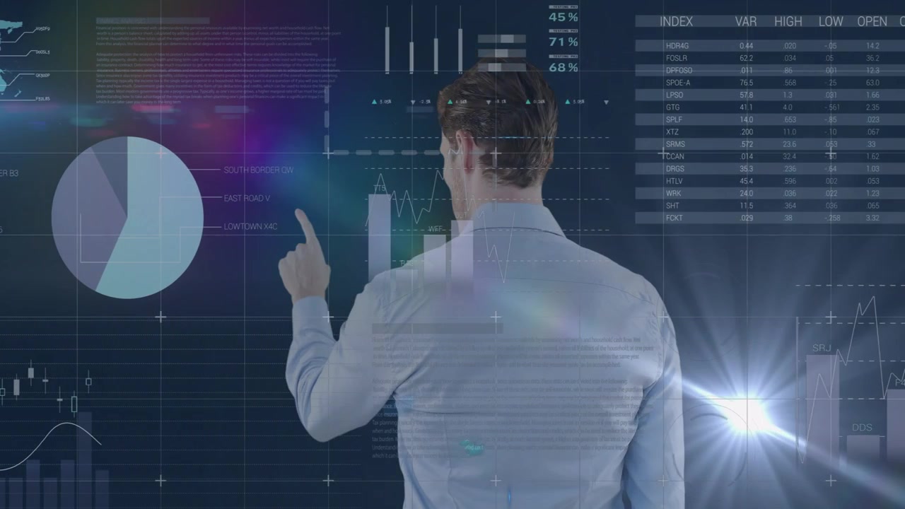 Mann står vendt mot gjennomsiktig skjerm, løfter hånden, trykker og sveiper, oppdaterer finansdiagrammer