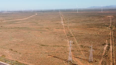 Luftdrohnenaufnahme-Von-Stromleitungen-Und-Autobahn-Für-Solarwindenergieanlagen-Im-Hinterland-Mit-Rauem-Gelände-Am-Himmel-Reisetourismushafen-Augusta-Adelaide-Südaustralien-4k