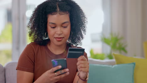 sofá, teléfono y mujer con tarjeta de crédito para en línea