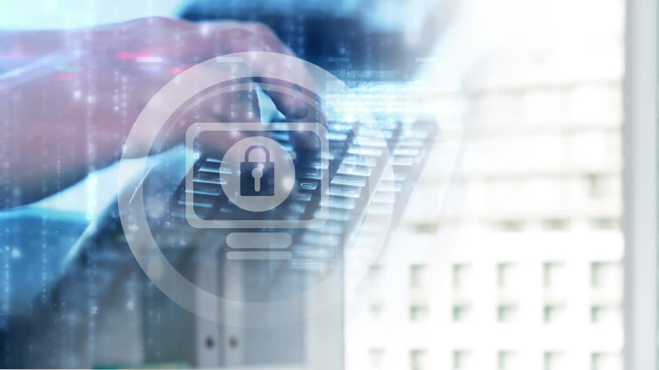 animación del icono del candado y procesamiento de datos sobre las manos escribiendo en el teclado.